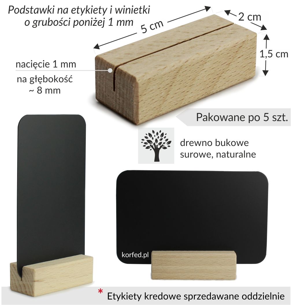 prezentacja stojaczków z drewna bukowego z czarnymi etykietami kredowymi, drewniany klocek o wymiarach 5x2cm z nacięciem 1mm do wsuwania karteczek i tabliczek. Podstawki z mniejszymi czarnymi cenówkami kredowymi,  stabilne klocki drewniane jako stojaczki do etykiet na wesela, do bufetu czy witryny.